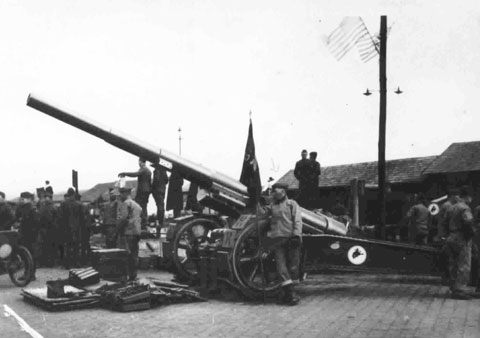 Wyoming soldiers of the 148th Field Artillery in France. Note the bucking-horse logo, recently adopted at that time by the Wyoming National Guard, on the French-made, 155-millimeter gun.