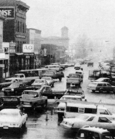 Boom-time traffic in downtown Evanston. Uinta County Herald.