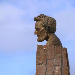 A side-view of the 12.5-foot-tall bronze bust of President Lincoln created by sculptor Robert Russin to commemorate President Lincoln and the Lincoln Highway. Courtesy Gregg Blikre.