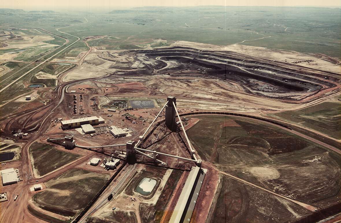 Thanks to the federal Clean Air Act and other environmental laws, Wyoming’s low-sulfur, strippable coal suddenly had a huge competitive advantage beginning in the 1970s. Shown here, the Black Thunder mine near Wright in 1985. At its peak production in the early 2000s, this one mine produced 12 percent of the nation’s coal. Rockpile Museum.
