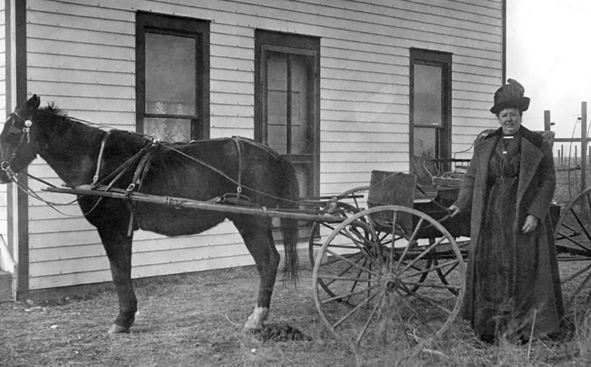 Circuit-riding Congregationalist minister Minnie Fenwick in Burns, Wyo., east of Cheyenne, where she and her husband homesteaded in 1907. Wyoming State Archives. /var/folders/09/01gj54l15m31t6ft16jzwns00000gn/T/it.bloop.airmail2/4CEE8904-E2D4-4D39-80A4-7DD1A1819624/Fenwick, Minnie with horse and buggy, Burns, WSA Sub Neg 17148 .jpg