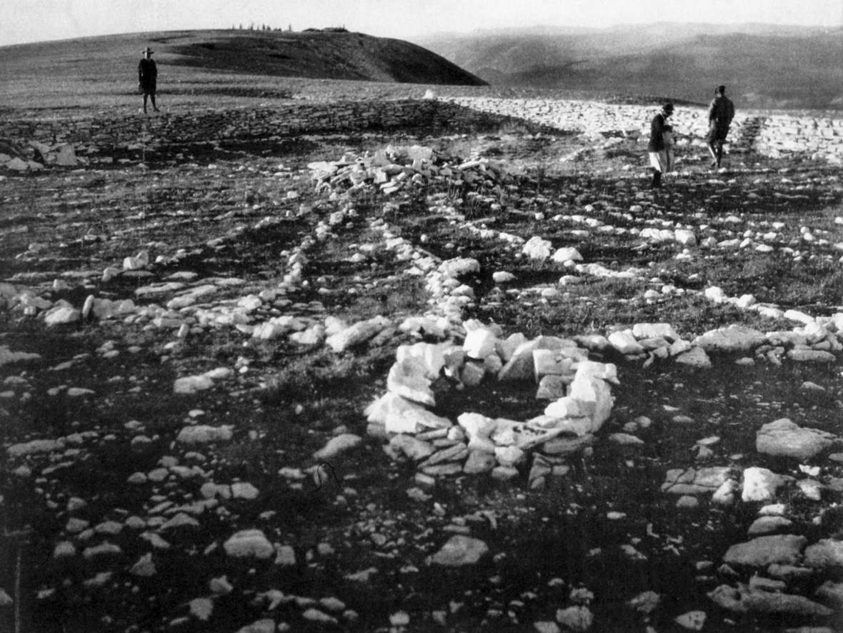 Boy scouts from Lovell built a protective rock wall around the Medicine Wheel in the 1920s. The wall was later replaced with a steel-mesh fence capped with barbed wire, which was replaced in turn by the low exclusionary fence seen today. T. J. Dunnewald photo, author’s collection.