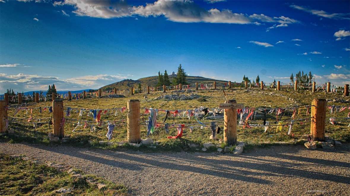The Medicine Wheel as it looks today. The post and rope fence was built to replace a taller, steel-mesh fence topped with barbed wire. Visitors, particularly Native Americans, often leave traditional prayer offerings of brightly colored cloth.