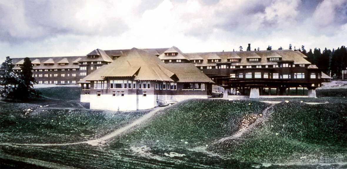 Reamer’s 1910 remodel of the Canyon Hotel, shown here, used Prairie-style horizontal lines so well that some speculate he was influenced by Frank Lloyd Wright.  The hotel was demolished in 1960. Wikipedia.