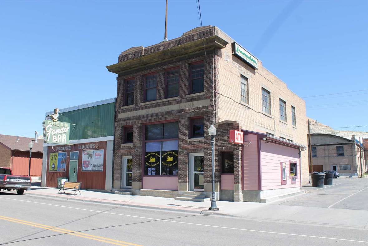 The April 1, 1933 crime scene today. The Green Gander Bar bore that name before Prohibition and ever since. During Prohibition it was the Candy Kitchen. The former First National Bank is now the Green River Basin Federal Credit Union. Sweetwater County Historical Museum.