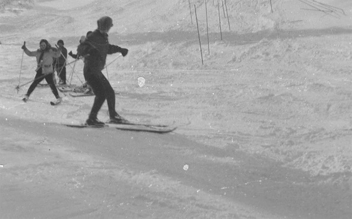 Pat Burgess teaches kids to ski. Courtesy of Glenn Bochmann.
