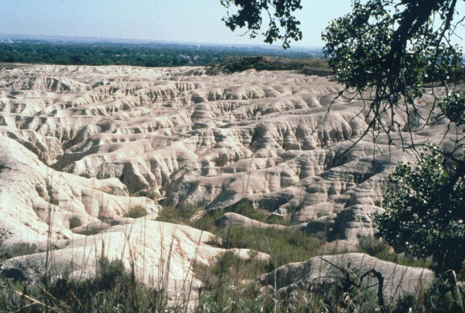 heavily eroded area of hills with many clefts, nno vegeatation