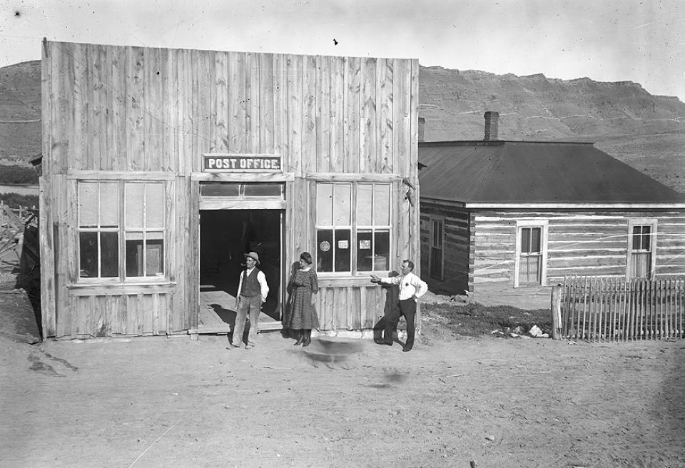 Alcova Post Office, 1903. Townspeople hoped tourists would flock to the nearby hot springs.