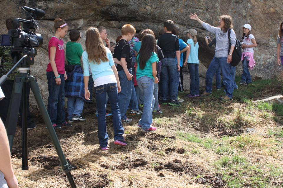 Teacher Sandy Hartsky and fourth graders from Oregon Trail Elementary School, Casper, Wyo. at Independence Rock, May 2013. Tom Rea photo.