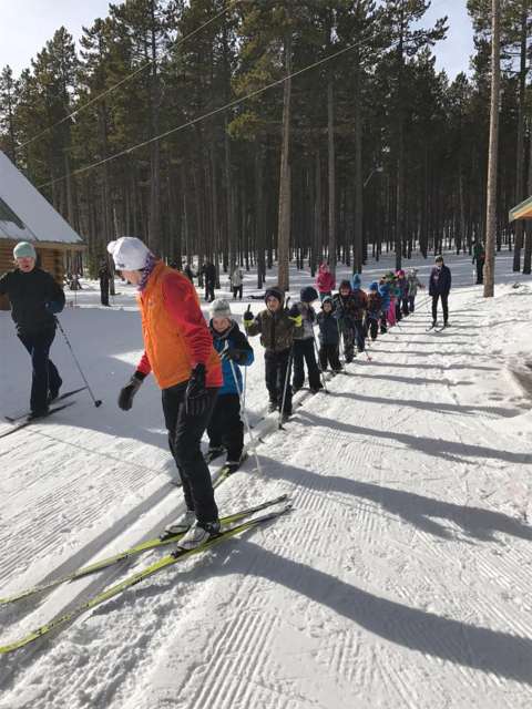 Elementary-aged kids in a class on the Nordic trails. Author’s Collection.
