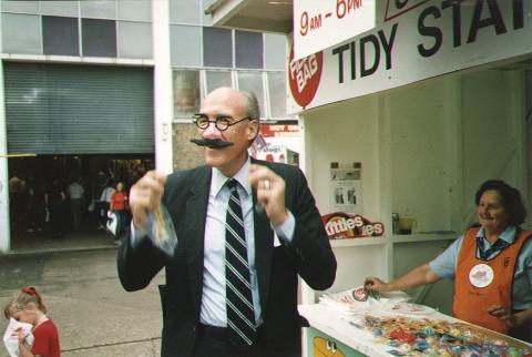 Alan Simpson wearing "Groucho Marx" gkasses