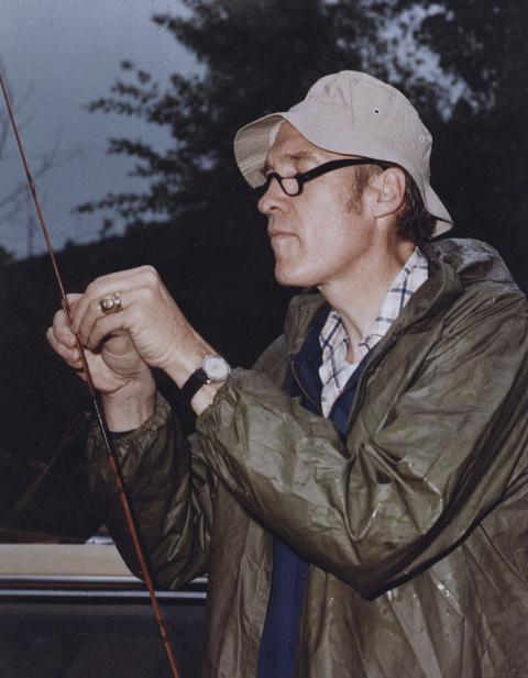 Alan Simpson concentrates on tying a fly on his line